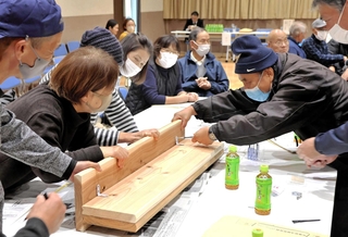 災害に備え家具を固定する方法を学ぶ地域住民ら＝南あわじ市福良甲