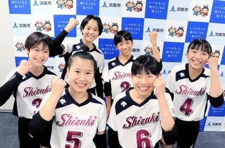 初の全国大会に向け、ガッツポーズをする志筑少女バレーボールクラブの６年生＝淡路市役所