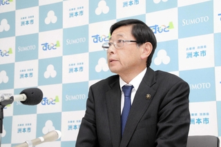 刑事告訴について、報道陣の取材に答える上崎勝規市長＝洲本市役所