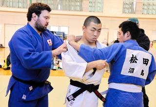 生徒に大内刈りの指導をするウルフ・アロン選手（左）＝南あわじ市沼島