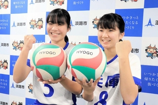 県選抜チームに選ばれた南咲良さん（左）と髙須陽葵さん＝淡路市役所