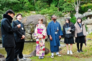 外国人を招き洲本の旅行プランを提案する洲本実業高校の生徒たち＝旧益習館