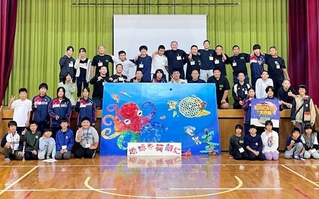 海岸で拾ったごみを使い、アート作品を仕上げた沼島小中学校の児童生徒と珠洲市立三崎中学校の生徒ら（沼島中提供）