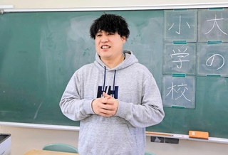 アースについて語る木田貴大さん＝洲本市大野