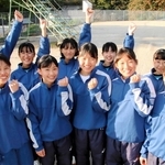 淡路島勢初の全国出場を決めた青雲中陸上部女子の駅伝メンバー＝洲本市市民交流センター陸上競技場