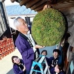 玄関先に掛けられた「酒林」