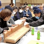 災害に備え家具を固定する方法を学ぶ地域住民ら＝南あわじ市福良甲