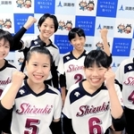 初の全国大会に向け、ガッツポーズをする志筑少女バレーボールクラブの６年生＝淡路市役所