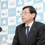 刑事告訴について、報道陣の取材に答える上崎勝規市長＝洲本市役所