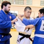 生徒に大内刈りの指導をするウルフ・アロン選手（左）＝南あわじ市沼島