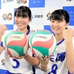 県選抜チームに選ばれた南咲良さん（左）と髙須陽葵さん＝淡路市役所
