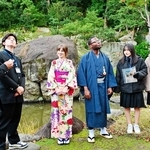外国人を招き洲本の旅行プランを提案する洲本実業高校の生徒たち＝旧益習館