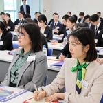 万博の歴史や国際マナーについて学ぶパソナグループの社員＝淡路市岩屋
