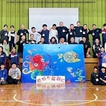 海岸で拾ったごみを使い、アート作品を仕上げた沼島小中学校の児童生徒と珠洲市立三崎中学校の生徒ら（沼島中提供）