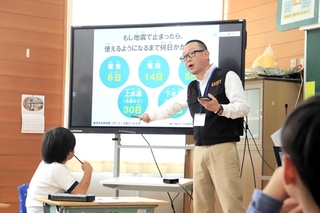 児童に防災の授業をする上田敦史さん＝倭文小学校
