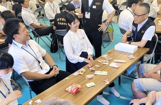 能登半島地震で被災した石川県珠洲市の教員らと話す上田敦史さん（右端）＝本人提供