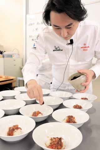 生徒に振る舞う料理の仕上げをする小野孝太さん＝淡路高校