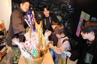 「駄菓子屋　けふもをかし」をオープンした武政さん（中央奥）と根市さん（左）＝南あわじ市福良甲
