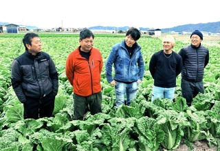 実家の農業を継いだ榎本皓之さん（中央）、先輩農家の喜田直樹さん（左から２人目）ら三條環境整備隊のメンバー。農業の未来を描く＝南あわじ市市三條