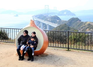 人気スポットの一つ「道の駅うずしおｉｎうずまちテラス」。大鳴門橋を背景に観光客が写真を撮る＝南あわじ市福良丙