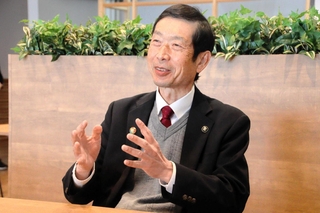 無投票当選から一夜明け、インタビューに答える守本憲弘氏＝南あわじ市灘黒岩