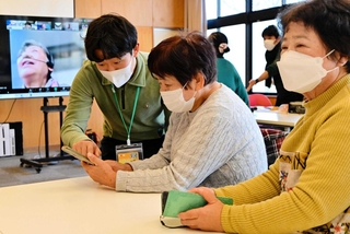島内外の５都市をオンラインでつなぐ「インターネット防災訓練」でスマホの使い方を学ぶ参加者ら＝サキア