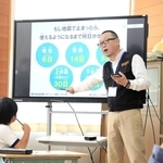 児童に防災の授業をする上田敦史さん＝倭文小学校