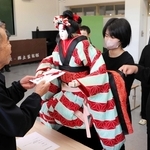 畑崎廣敏さん（左）から目録を受け取る南淡中学校郷土芸能部の生徒＝南淡中学校