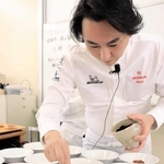 生徒に振る舞う料理の仕上げをする小野孝太さん＝淡路高校