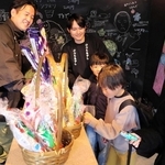 「駄菓子屋　けふもをかし」をオープンした武政さん（中央奥）と根市さん（左）＝南あわじ市福良甲
