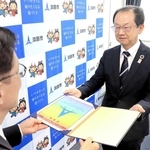 認定証を受け取るみなと銀行津名、岩屋支店の東條正直支店長＝淡路市役所
