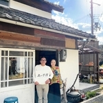 古民家で「島の本屋」を開業した有馬敏之さん（右）、亜紀さん夫妻＝淡路市中持