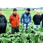 実家の農業を継いだ榎本皓之さん（中央）、先輩農家の喜田直樹さん（左から２人目）ら三條環境整備隊のメンバー。農業の未来を描く＝南あわじ市市三條