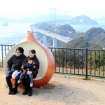 人気スポットの一つ「道の駅うずしおｉｎうずまちテラス」。大鳴門橋を背景に観光客が写真を撮る＝南あわじ市福良丙