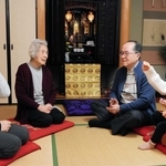 美昭さんの思い出を話す裏井宏さん（左から３人目）、妻直子さん（左端）、母とみ子さん（左から２人目）、息子の斗真ちゃんを抱く長女の美佳さん（右端）＝淡路市富島