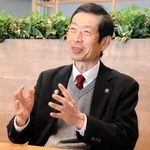 無投票当選から一夜明け、インタビューに答える守本憲弘氏＝南あわじ市灘黒岩