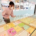 全国から寄せられた励ましの手紙や被災地の写真などが並ぶ展示会場＝淡路市立津名図書館