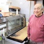 父の思い出を語る田中和良さん＝淡路市富島