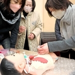 人形を使って医療的ケアの実践をする参加者＝南あわじ市志知佐礼尾