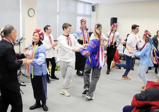 ダンスを踊りにぎやかに結婚を祝った＝淡路市久留麻