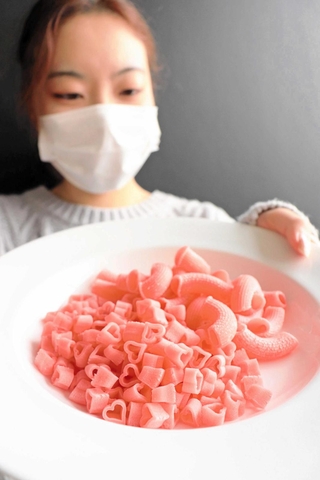 ピンク色のハート形とショートパスタ＝淡路麺業