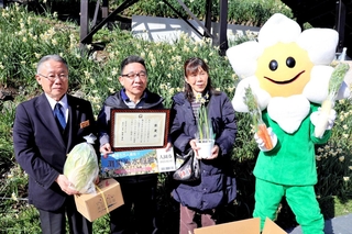 ５万人目の来園者となった山本重人さん（左から２人前）、美香さん（同３人目）＝南あわじ市灘黒岩