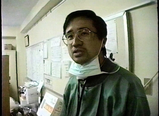 震災から約１週間後の様子を記録したビデオテープに映る北淡診療所の医師井宮雅宏さん（元県立淡路病院医師・栗栖茂さん提供の映像から）