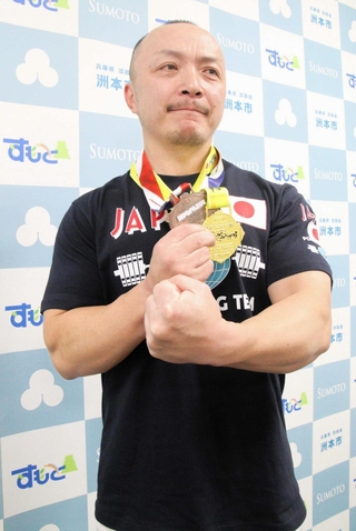 ジャパンクラシックベンチプレス選手権大会で３位を獲得した高木淳さん＝洲本市役所