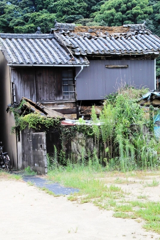 洲本市街地にある古い空き家＝洲本市内