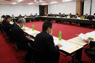 淡路島内の公共交通の在り方を話し合う協議会のメンバー＝洲本商工会議所