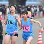 女子・洲本市の２区久田心愛選手（左）からたすきを受ける３区片山紗良選手＝加古川市の加古川河川敷マラソンコース（撮影・大田将之）