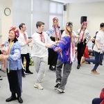 ダンスを踊りにぎやかに結婚を祝った＝淡路市久留麻