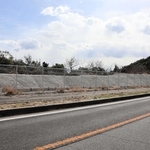 市有地に仮置きされた門崎砲台の射撃口周辺部分。砕石をかけて保存している＝南あわじ市福良丙