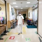 診療所内を歩く井宮雅宏さん。今もここで地元住民と向き合う＝淡路市育波（撮影・古田真央子）